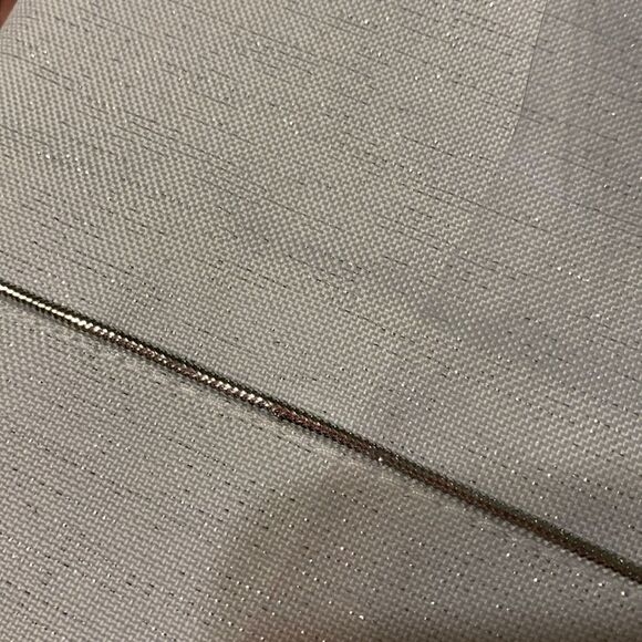 Saro Bourget white tablecloth 65" x 90". Silver piping Beautiful/great quality - Picture 8 of 9